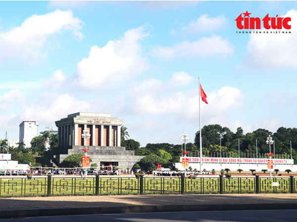 Đường phố Thủ đô rợp màu cờ đỏ chào mừng Ngày Quốc khánh 2/9